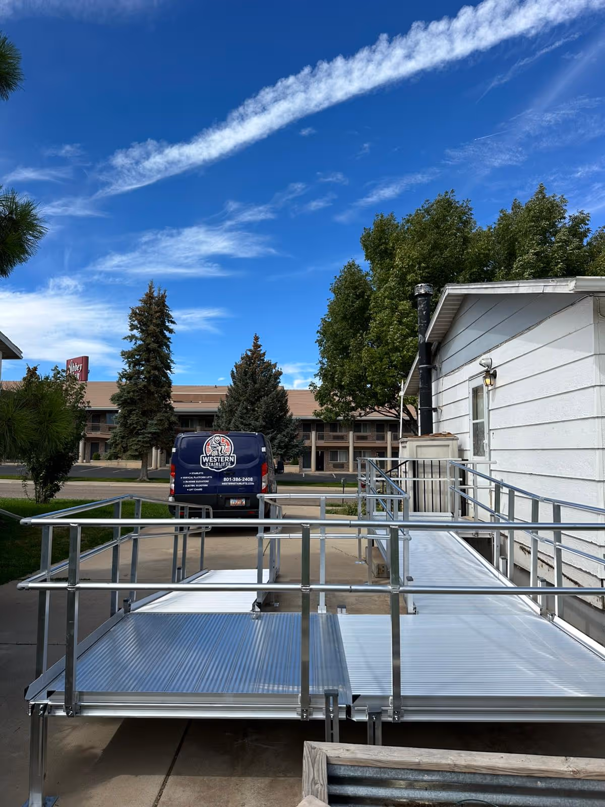 Slip-resistant knurled aluminum surface on a wheelchair ramp tread